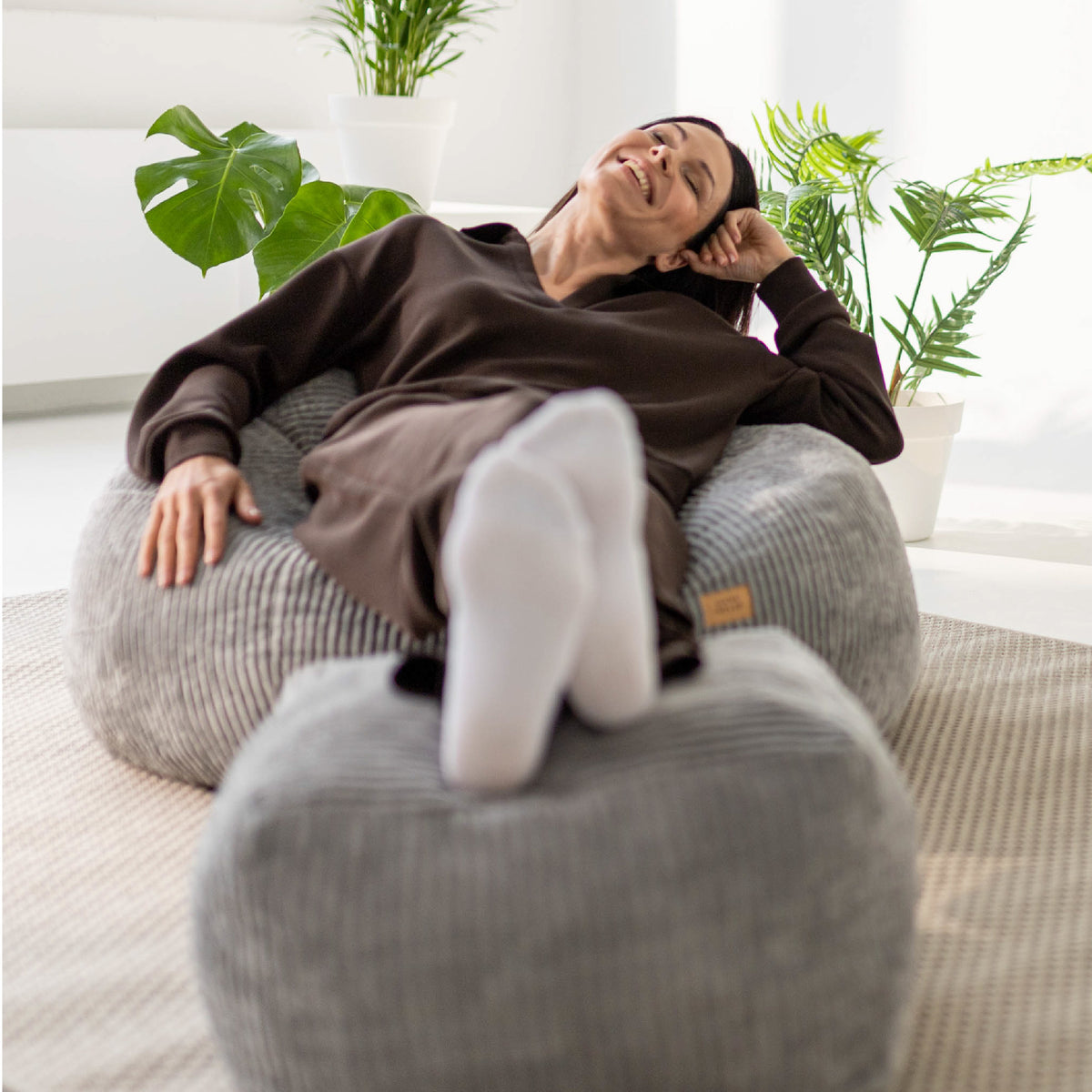 Fotel pufa sztruksowa z podnóżkiem Mark Adler Comfy 3.0 Grey