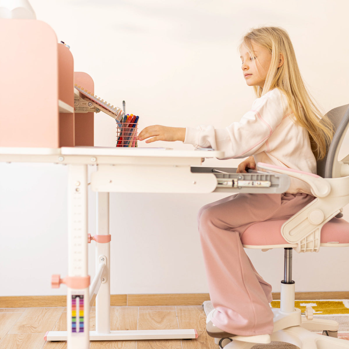 Ergonomiczne biurko dla dziecka Mark Adler Study 5.0 Pink 90 cm