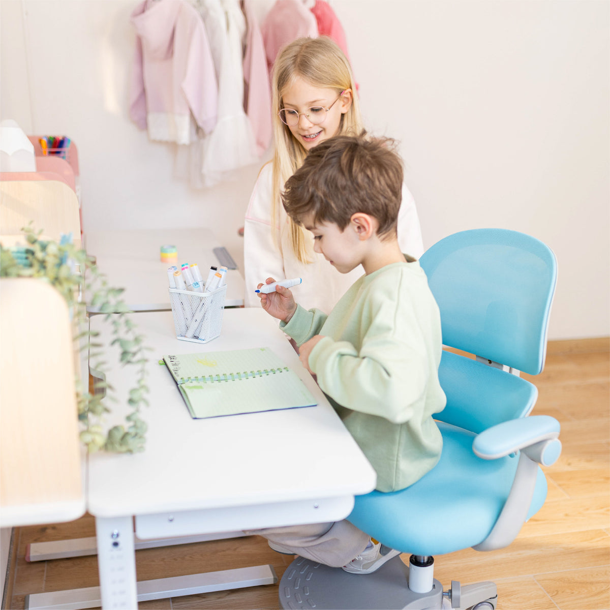 Fotel ergonomiczny dla dzieci Mark Adler Junior 4.4 Blue